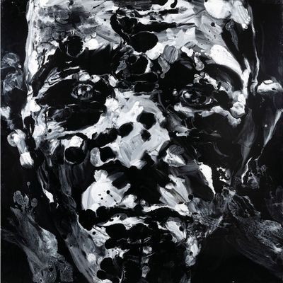 une peinture en noir et blanc représentant le visage d'un homme sur fond noir