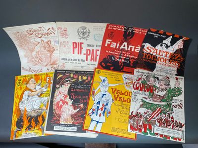 de nombreuses affiches de films anciens exposées sur une table