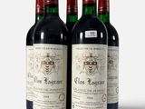 trois bouteilles de vin rouge posées l'une à côté de l'autre sur une surface blanche