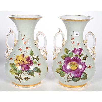 une paire de vases décorés de fleurs, placés côte à côte