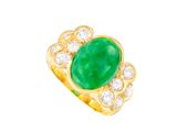 une bague en émeraude et diamant