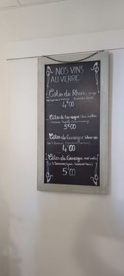 un tableau noir accroché au mur d'un restaurant