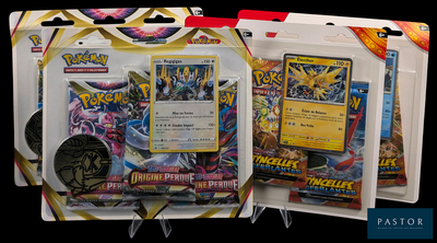 Deux paquets de cartes à collectionner Pokémon se trouvent dans une vitrine.