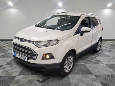 La Ford Eco-Pace blanche est garée sur un sol à damier