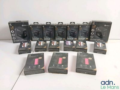 plein de boîtes de téléphones portables posées sur une table