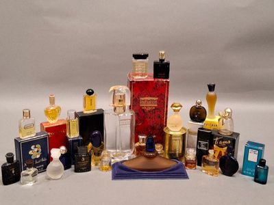 de nombreux flacons de parfum de toutes sortes posés sur une surface blanche