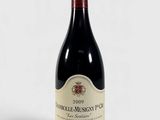 une bouteille de vin posée sur une table