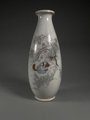 un vase blanc sur lequel est représentée une femme et un chien