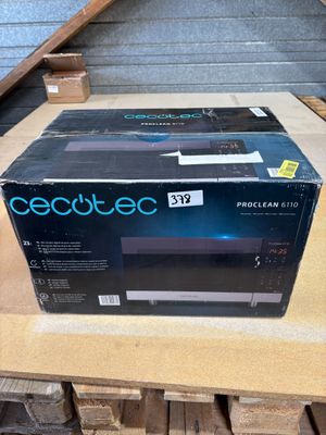 un gros plan sur un boîtier électronique posé sur une table