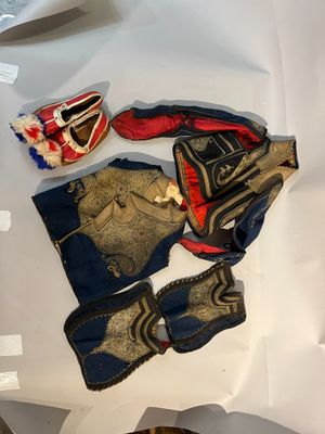 Plusieurs paires de gants de baseball et de mitaines sont posées sur une feuille de papier