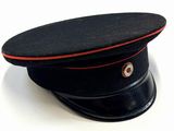 un chapeau noir orné d'une bande rouge