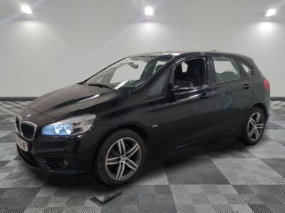 une photo d'une BMW Classe B noire garée dans un garage
