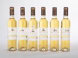 six bouteilles de vin blanc alignées