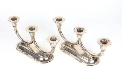 Paire de bougeoirs à trois lumières, le fond lesté.