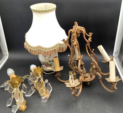 une table sur laquelle se trouvent une lampe et un ensemble de figurines