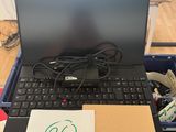 un ordinateur portable posé sur un bureau
