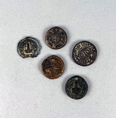 quatre types de pièces différents posés sur une surface blanche