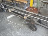 un chariot sur lequel est posée une valise, dans un garage