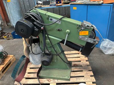 une machine posée sur une palette dans un entrepôt
