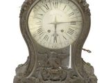 une horloge accrochée au mur