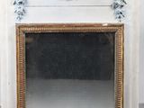 un miroir posé sur une table