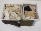 deux cartons de vêtements et une brosse posés sur une table