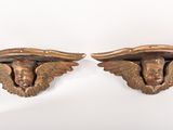 paire d'appliques murales anciennes en laiton représentant des têtes d'anges, sur fond blanc