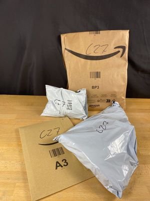trois sacs de nourriture posés sur une table à côté d'un sac de nourriture