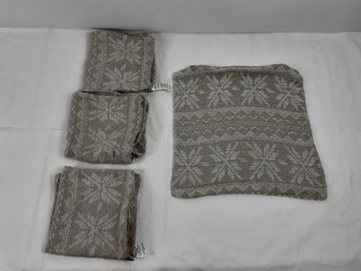 plusieurs morceaux de tissu sont disposés sur une surface blanche