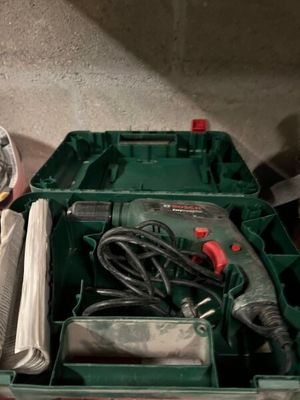 1 perforateur BOSCH- 1 scie circulaire METABO - 1 poste à so…