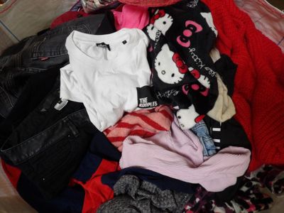 un tas de vêtements qui traîne dans une valise