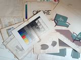 de nombreux dessins et photos de meubles posés sur une table