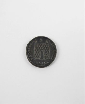 une vieille pièce de monnaie percée d'un petit trou au milieu
