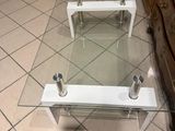 une table en verre avec une chaise jaune au milieu de la pièce