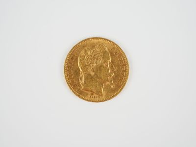 gros plan d'une pièce d'or sur une surface blanche