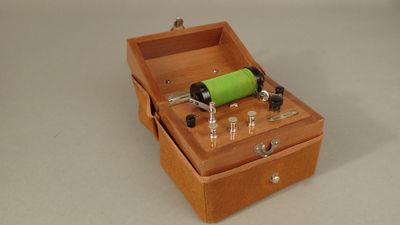 Coffret en acajou contenant un appareil d'induction à usage …