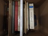 une boîte pleine de livres posée sur une table