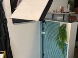 une image représentant un studio photo avec une lampe et une chaise