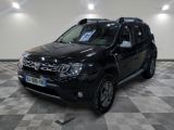 une photo d'un 4x4 noir garé dans un garage