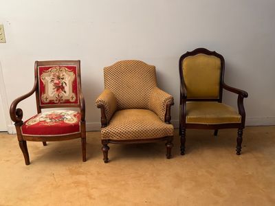 Lot de deux fauteuils et une bergère en bois naturel déparei…