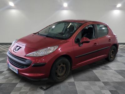 la voiture rouge est garée dans le garage sur le sol en damier