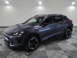 un SUV gris garé sur un sol à damier dans un garage