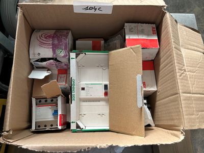 une boîte en carton remplie d'appareils électroniques posée sur une table