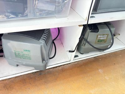 Il y a de nombreux types d'équipements électriques dans cette pièce