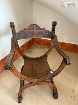 Fauteuil en forme de X en bois naturel mouluré et sculpté de…