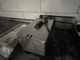 une photo d'une cuisine avec une cuisinière dedans