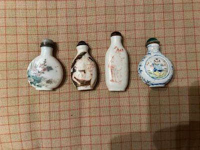 trois petites tabatières en porcelaine chinoise posées les unes à côté des autres sur une table
