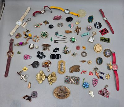 de nombreux types de broches différents posés sur la table