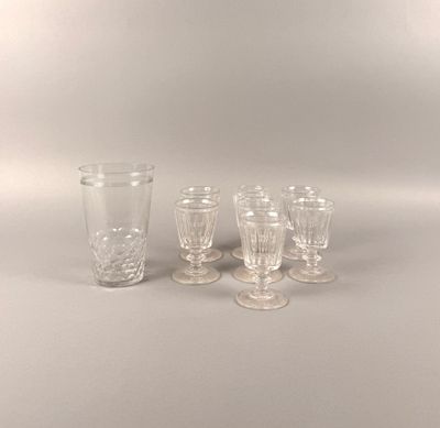 Suite de sept verre à liqueur sur piédouche (éclats).