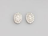 une paire de boucles d'oreilles en or blanc et diamants